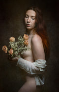 das Mädchen mit dem Blumenstraus Poster och Canvastavla
