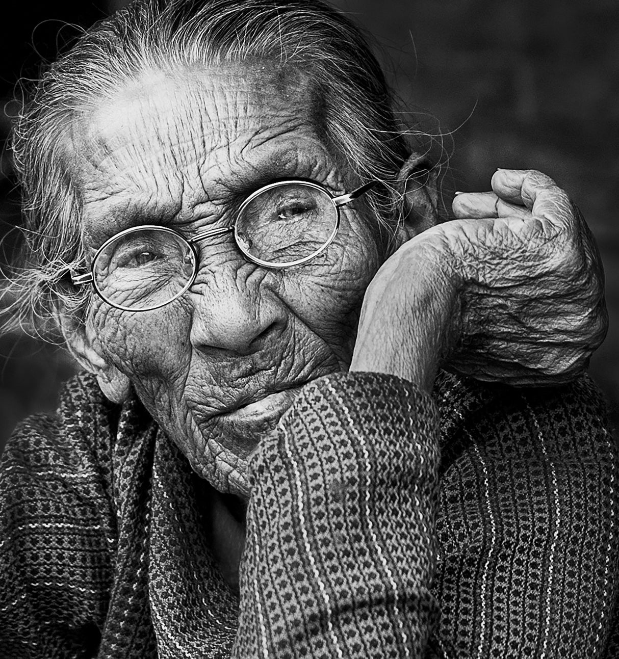Nepalese Old Woman Poster och Canvastavla