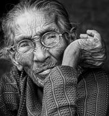 Nepalese Old Woman Poster och Canvastavla