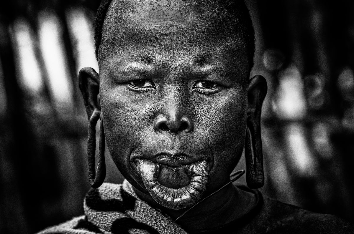 Surmi tribe woman-III Poster och Canvastavla