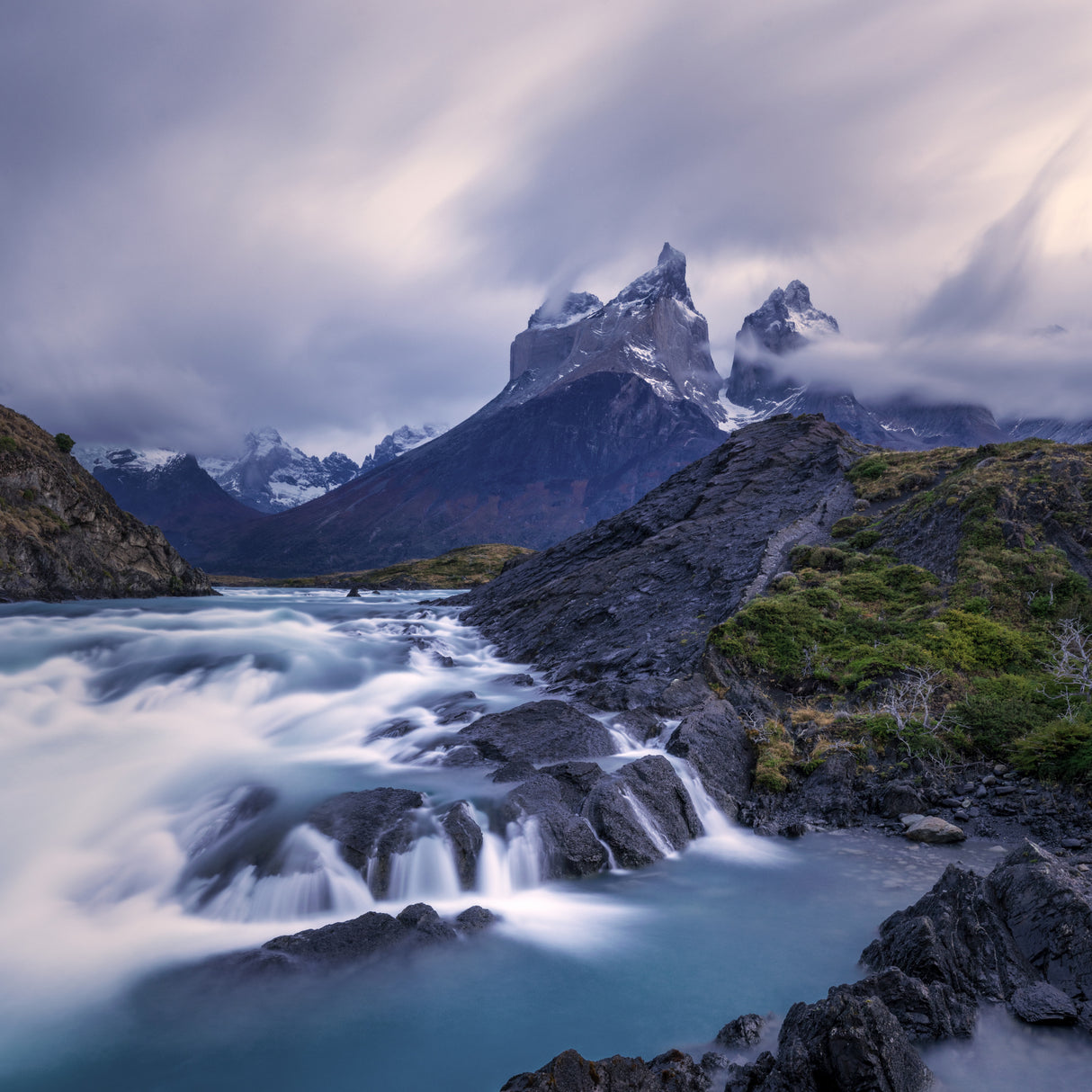 A Cloudy Morning in Torres Del Paine Poster och Canvastavla
