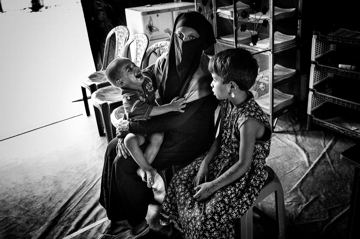 Rohingya refugee woman with her child in a medical camp - Bangladesh Poster och Canvastavla