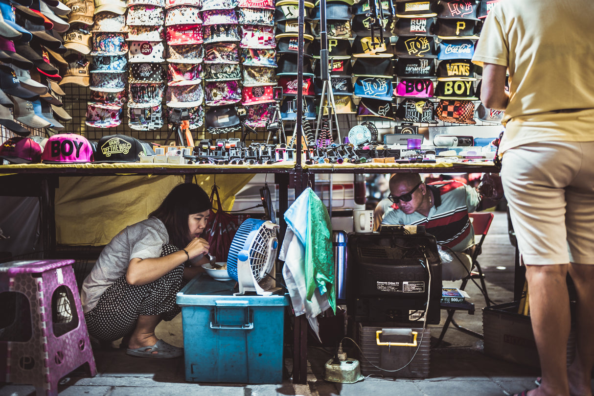 Between two worlds of Thaï sellers. Poster och Canvastavla