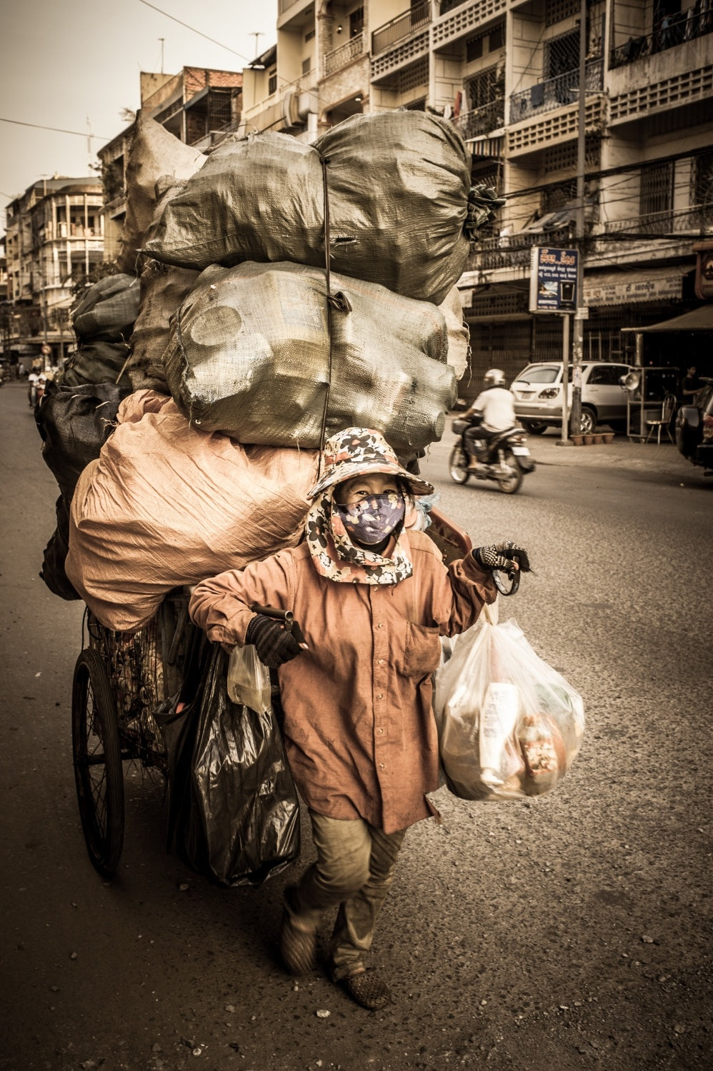 Carrying my life - Phnom Penh - Cambodia Poster och Canvastavla
