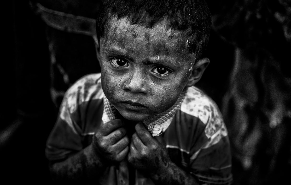 Rohingya boy in the rain. Poster och Canvastavla