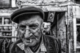Old man smokes Poster och Canvastavla