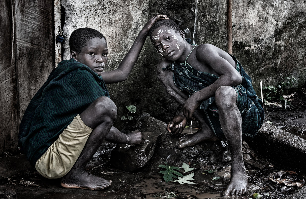 Surma boy painting the face of his friend - Ethiopia Poster och Canvastavla