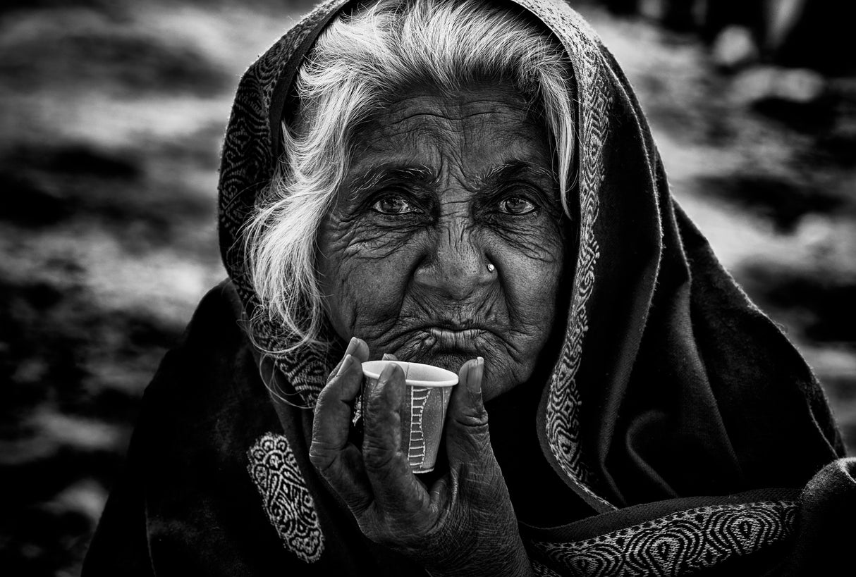 Indian woman taking chai. Poster och Canvastavla