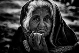 Indian woman taking chai. Poster och Canvastavla