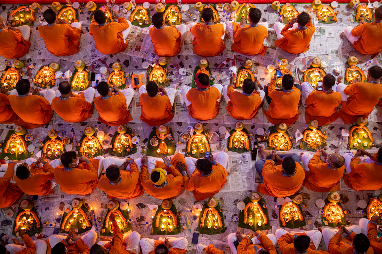 Devotees pray with light Poster och Canvastavla