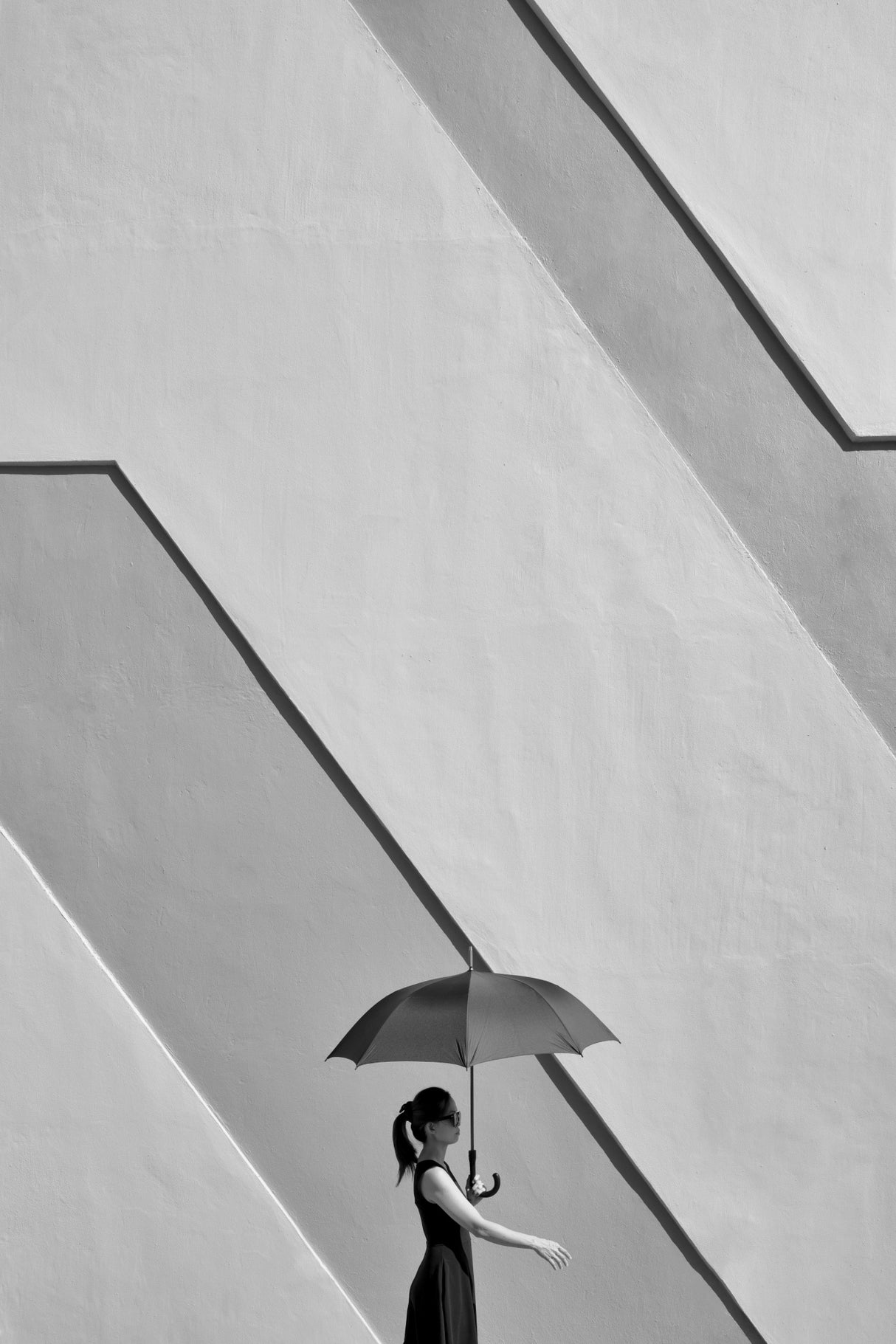 Woman with Umbrella Poster och Canvastavla