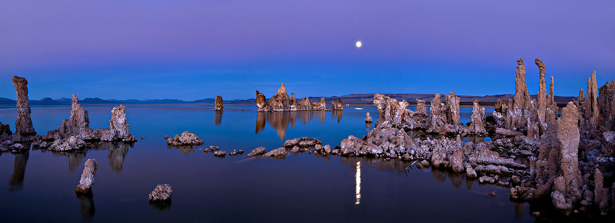 Mono Lake moon rise Poster och Canvastavla