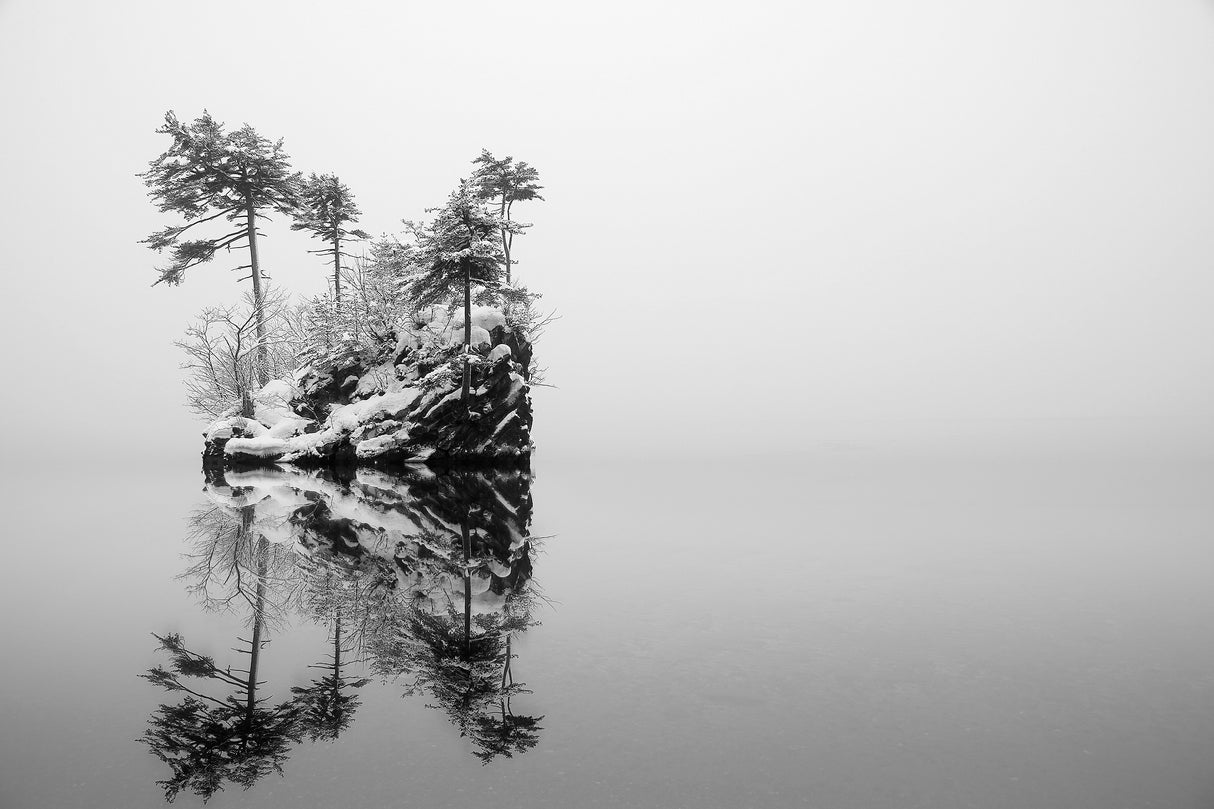 Isle of Snowing Lake Poster och Canvastavla