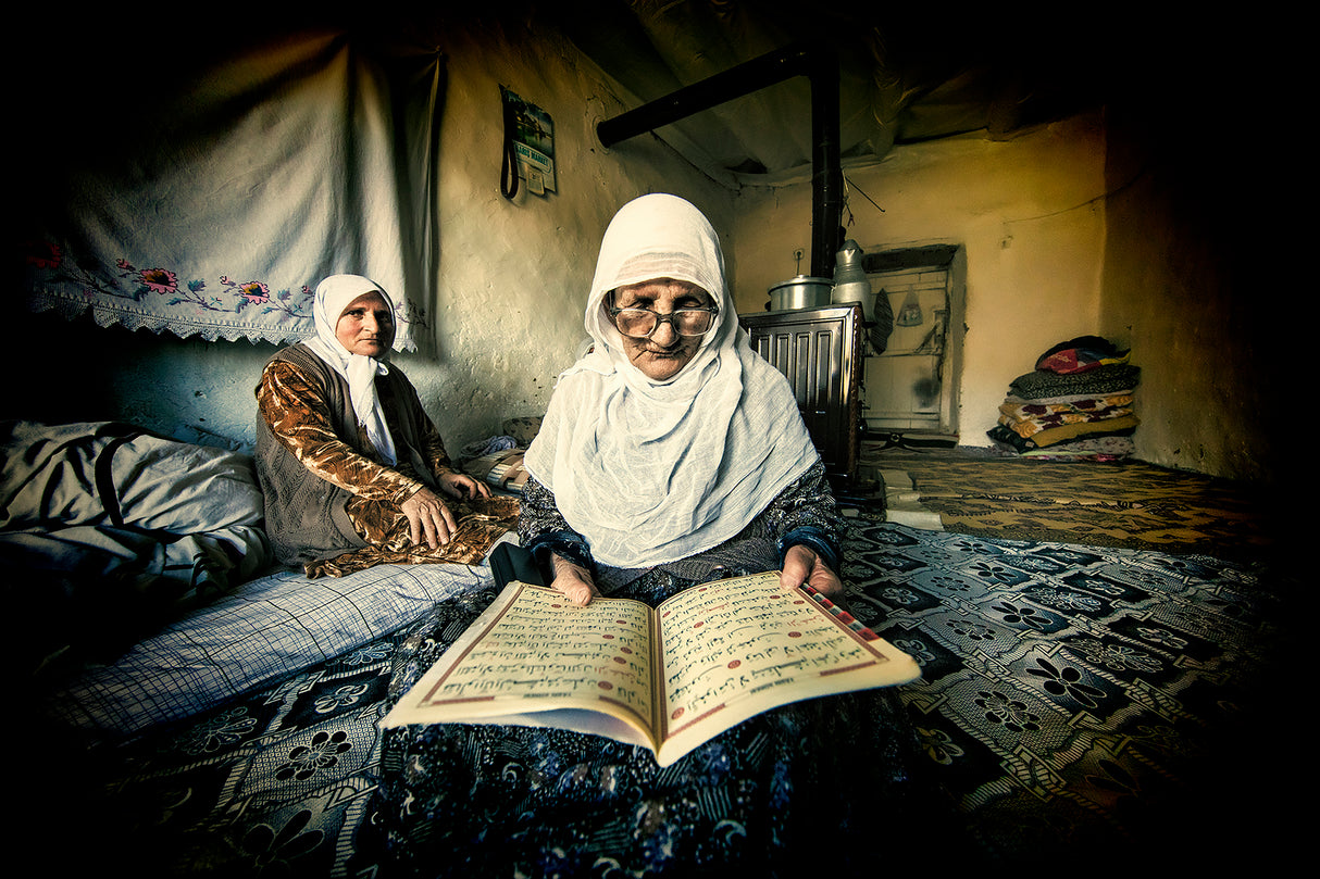 The old woman is reading the Koran. Poster och Canvastavla