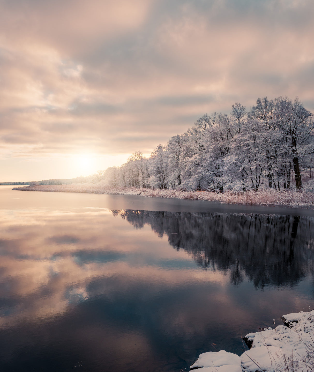 Ice slowly taking over the lake Poster och Canvastavla
