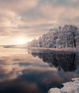 Ice slowly taking over the lake Poster och Canvastavla