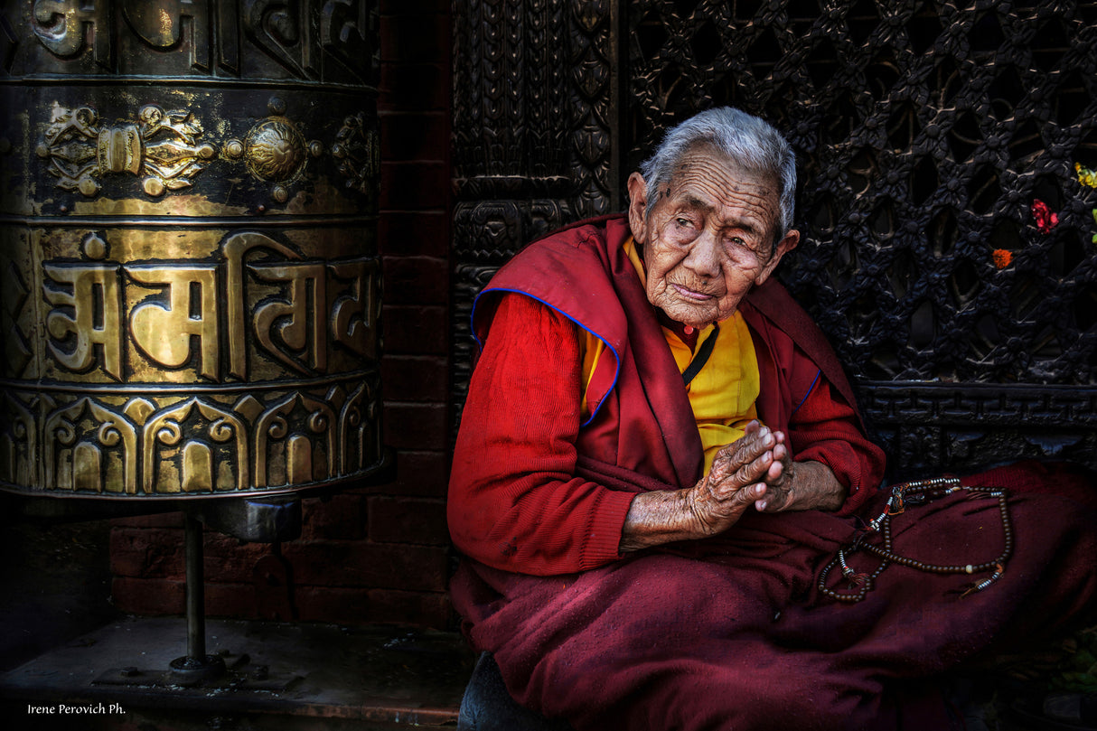 Old Nepalese nun Poster och Canvastavla