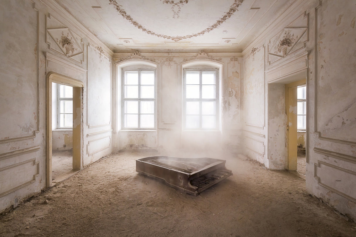 Abandoned Piano in the Dust Poster och Canvastavla