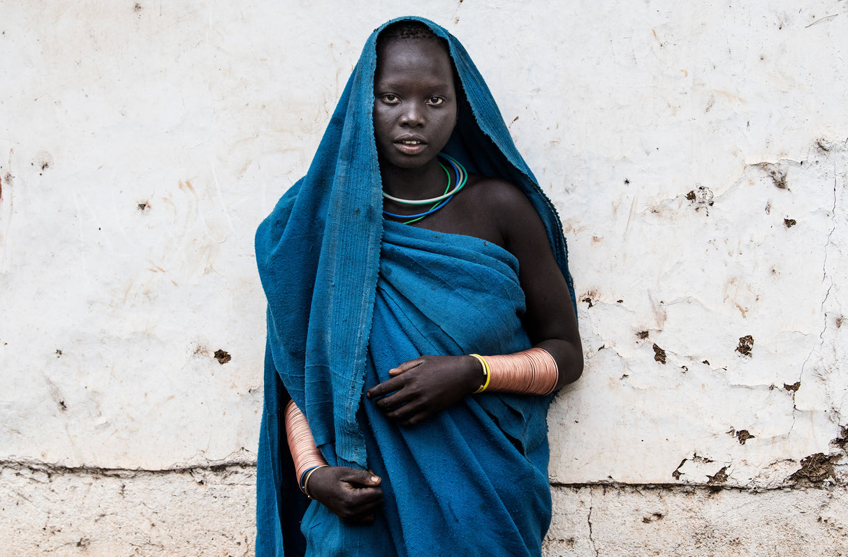 Surma tribe woman in a blue dress - Ethiopia Poster och Canvastavla