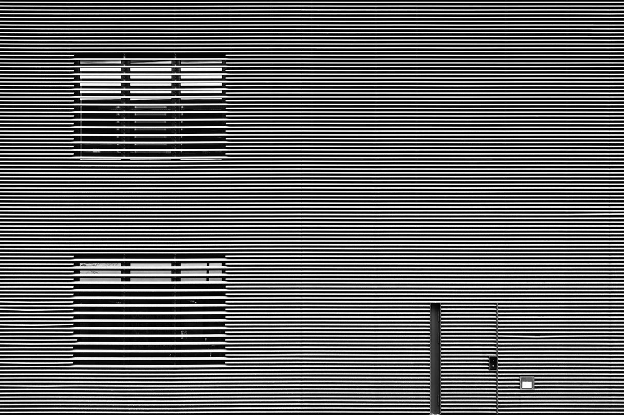 Striped Facade /2 Poster och Canvastavla