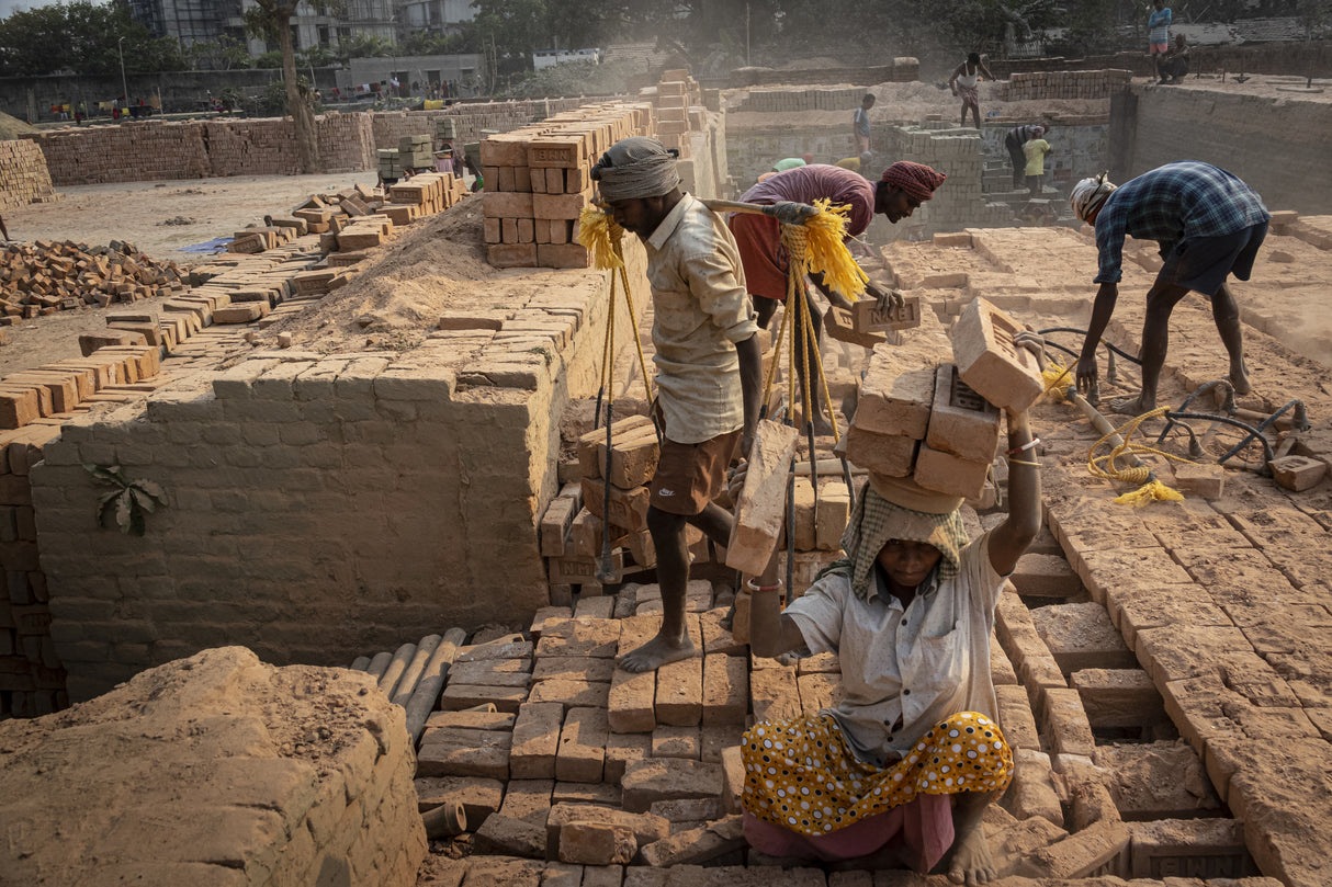 hard work at a brickyard, Kolkata Poster och Canvastavla