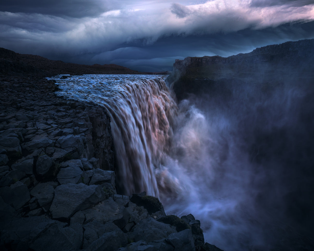 A Dramatic Moment in Iceland Poster och Canvastavla