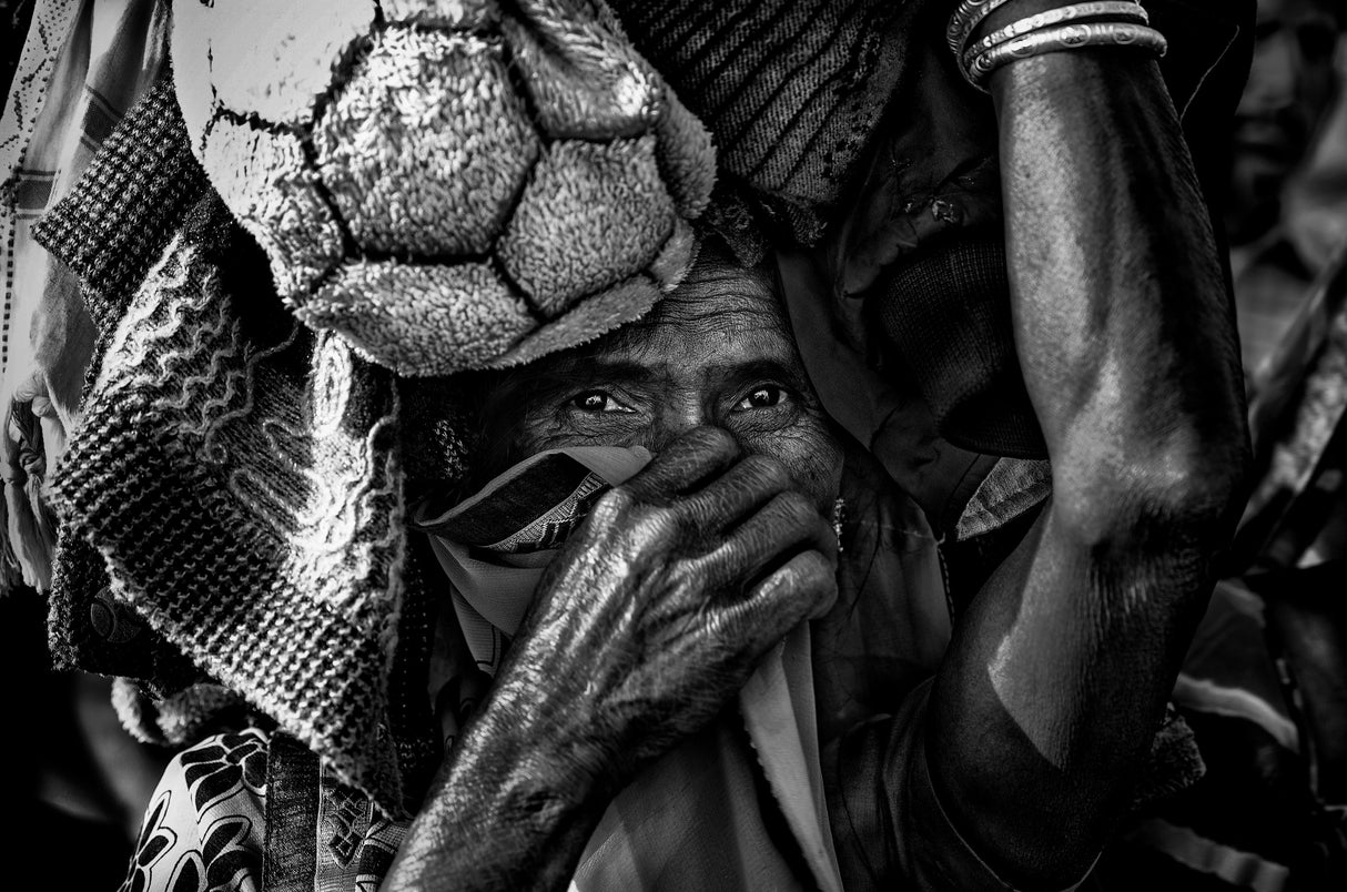 Indian woman at the Kumbh Mela - Prayagraj - India Poster och Canvastavla