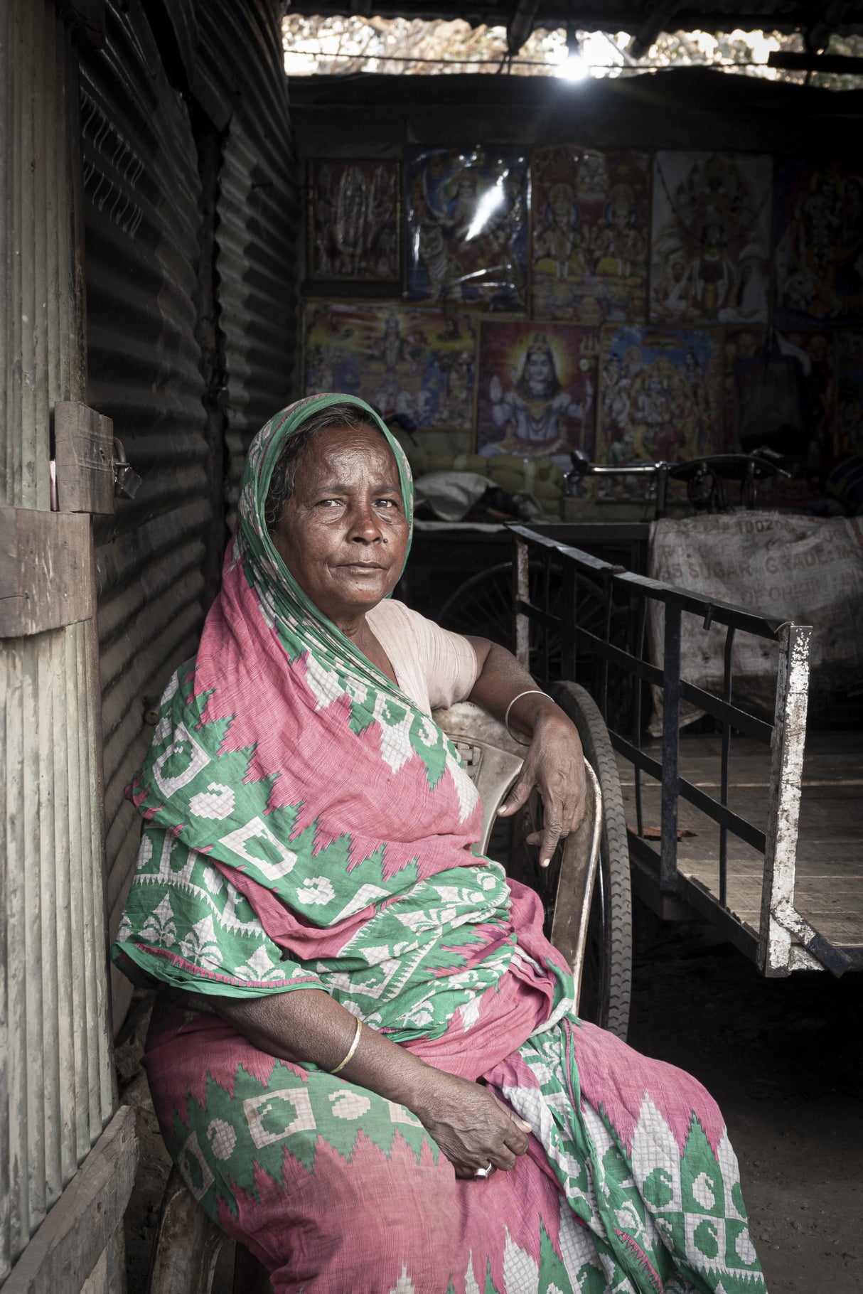 at the door of her house, Mallick Ghat, Kolkata Poster och Canvastavla