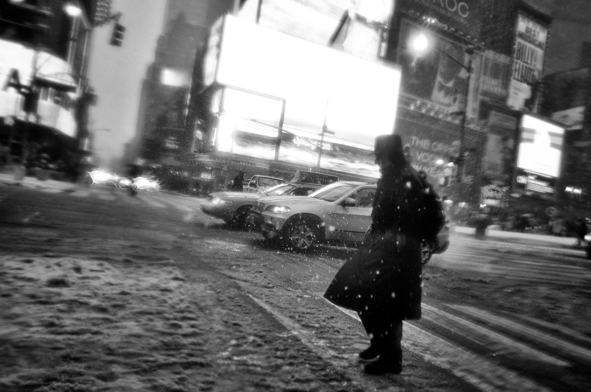 New York Walker in Blizzard Poster och Canvastavla