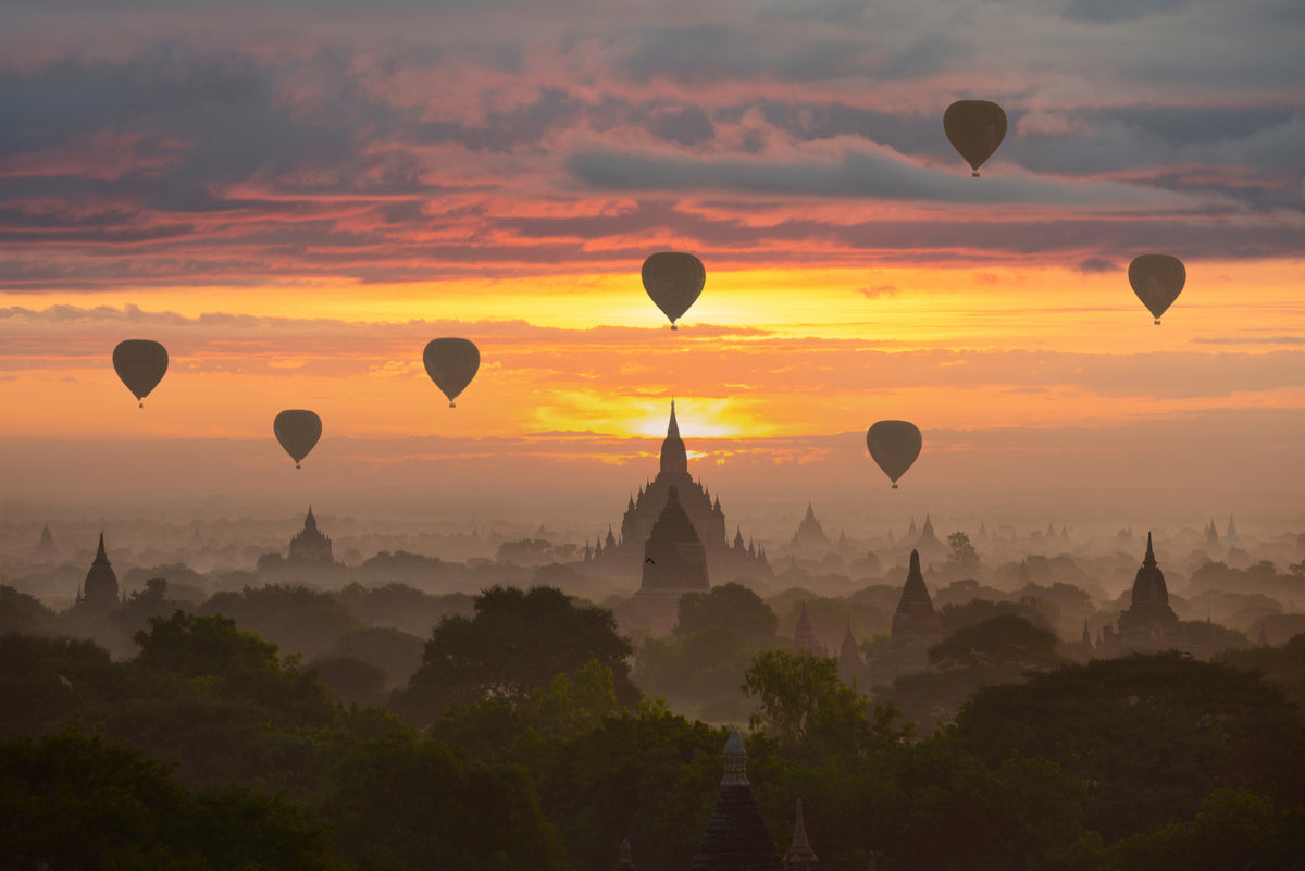 Bagan, balloons flying over ancient temples Poster och Canvastavla