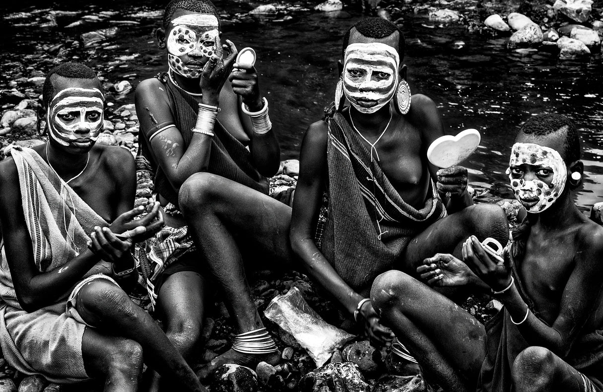 Surma tribe girls painting their faces - Ethiopia Poster och Canvastavla