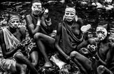 Surma tribe girls painting their faces - Ethiopia Poster och Canvastavla