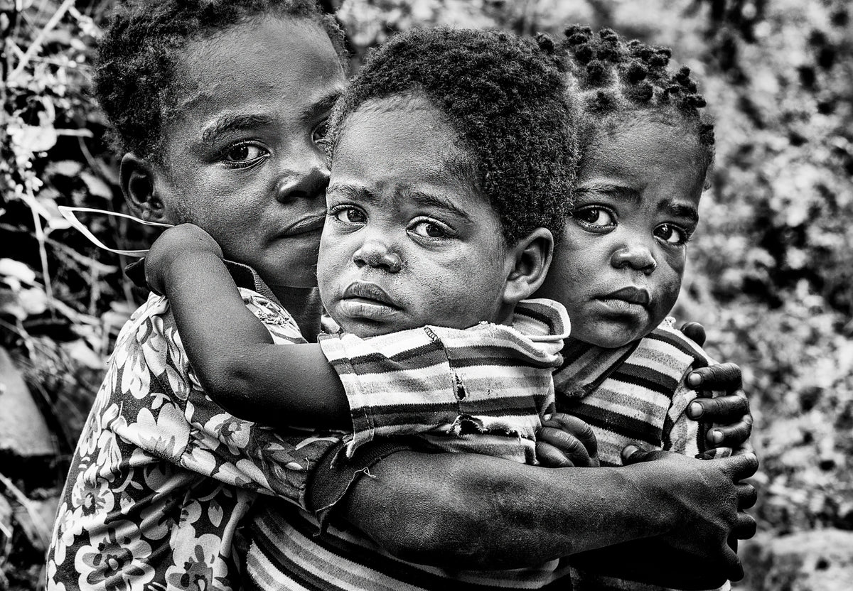 Protecting her brothers - Ghana Poster och Canvastavla