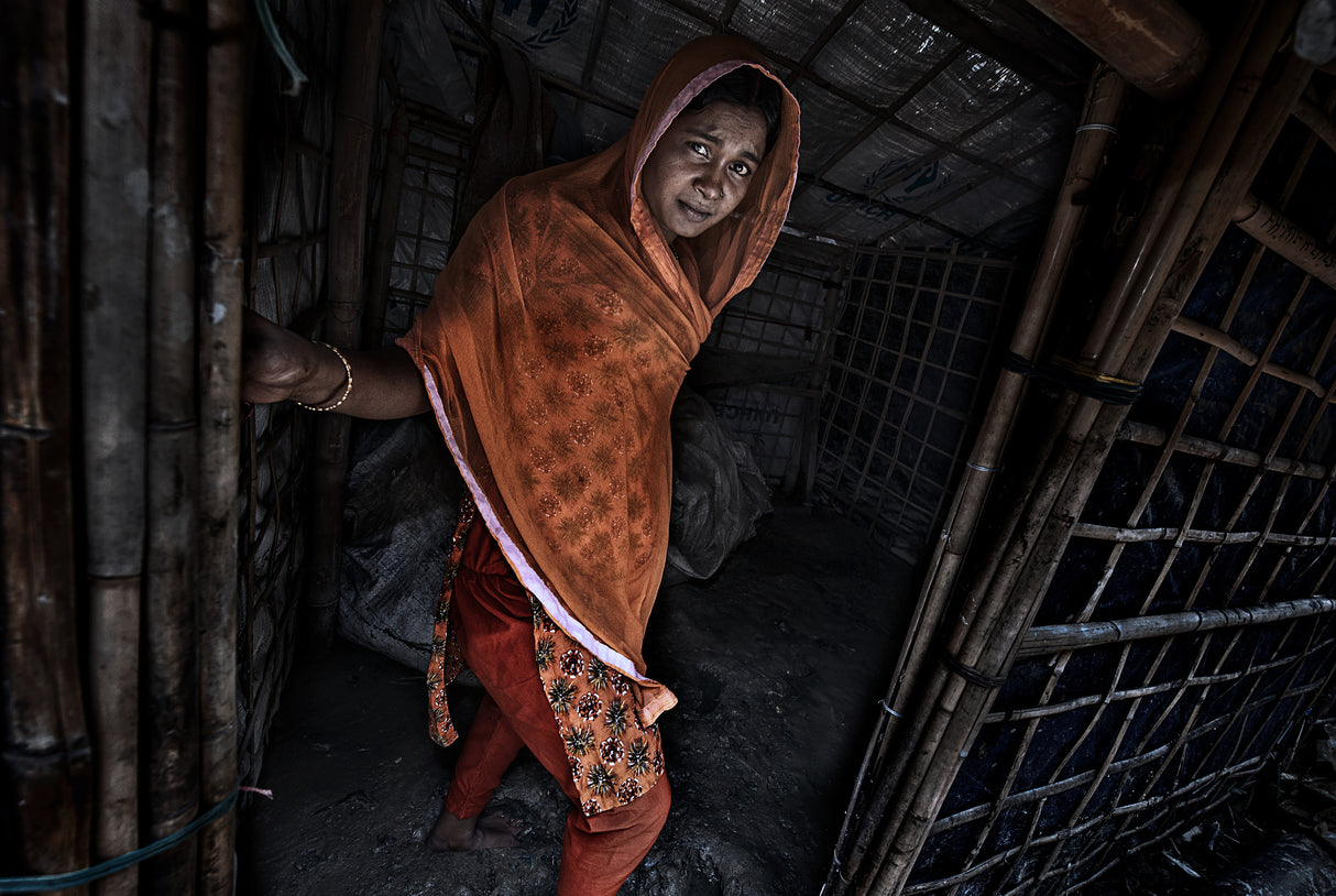 Rohingya woman showing her home full of mud by the rains - Bangladesh Poster och Canvastavla