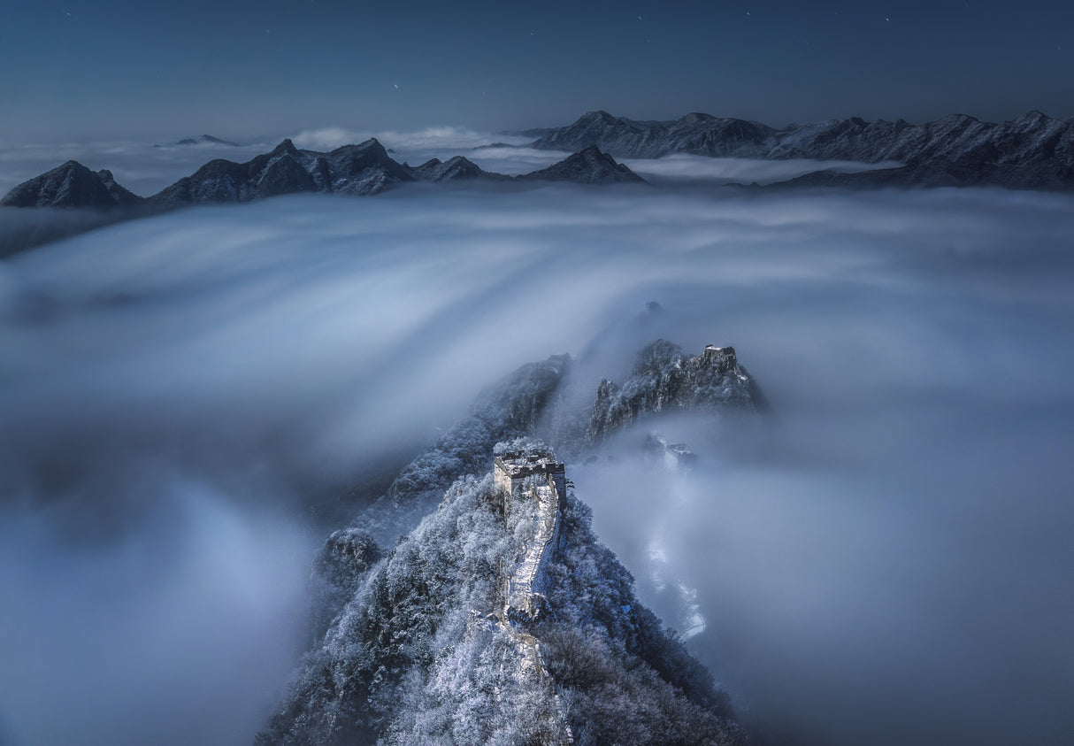 Flowing clouds pass over the Jian Kou Great Wall Poster och Canvastavla