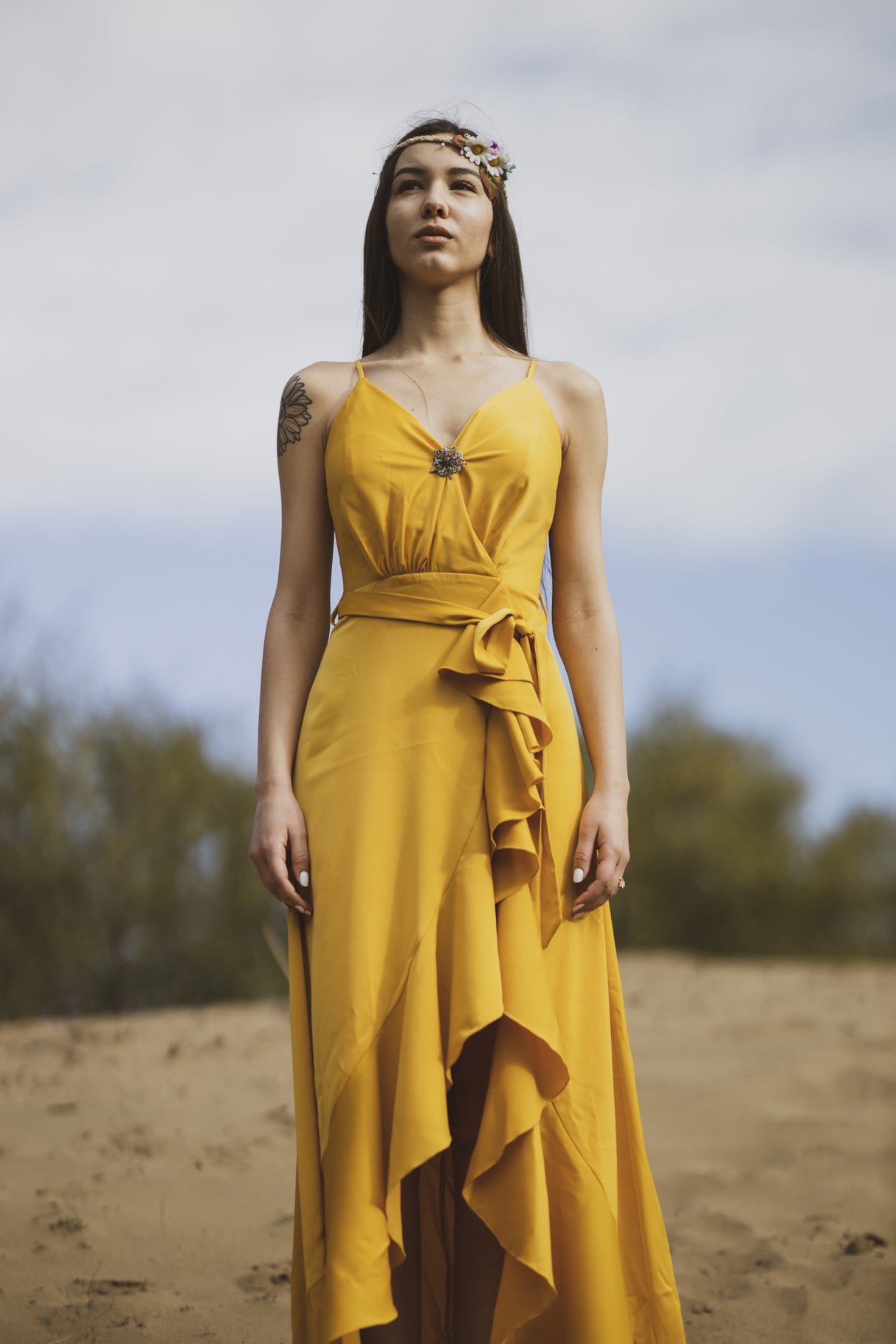 woman in yellow dress Poster och Canvastavla