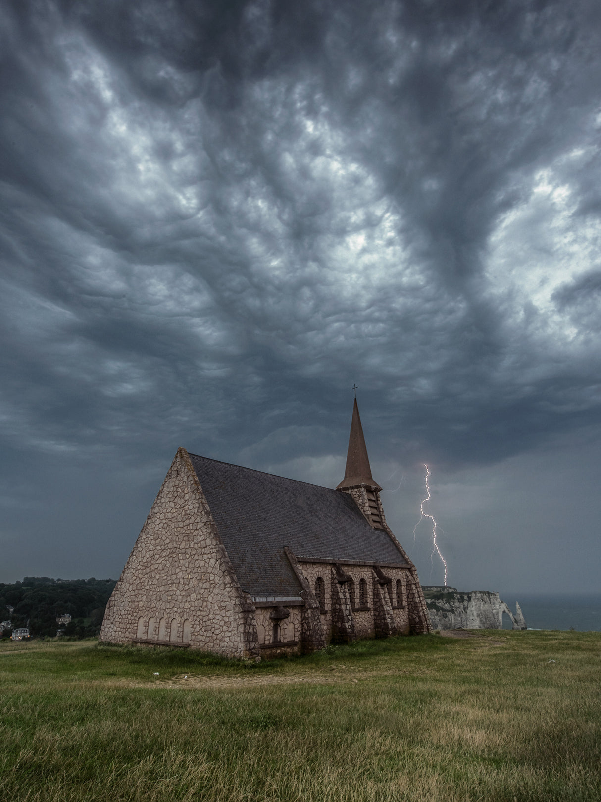 Tempest over Étretat Poster och Canvastavla