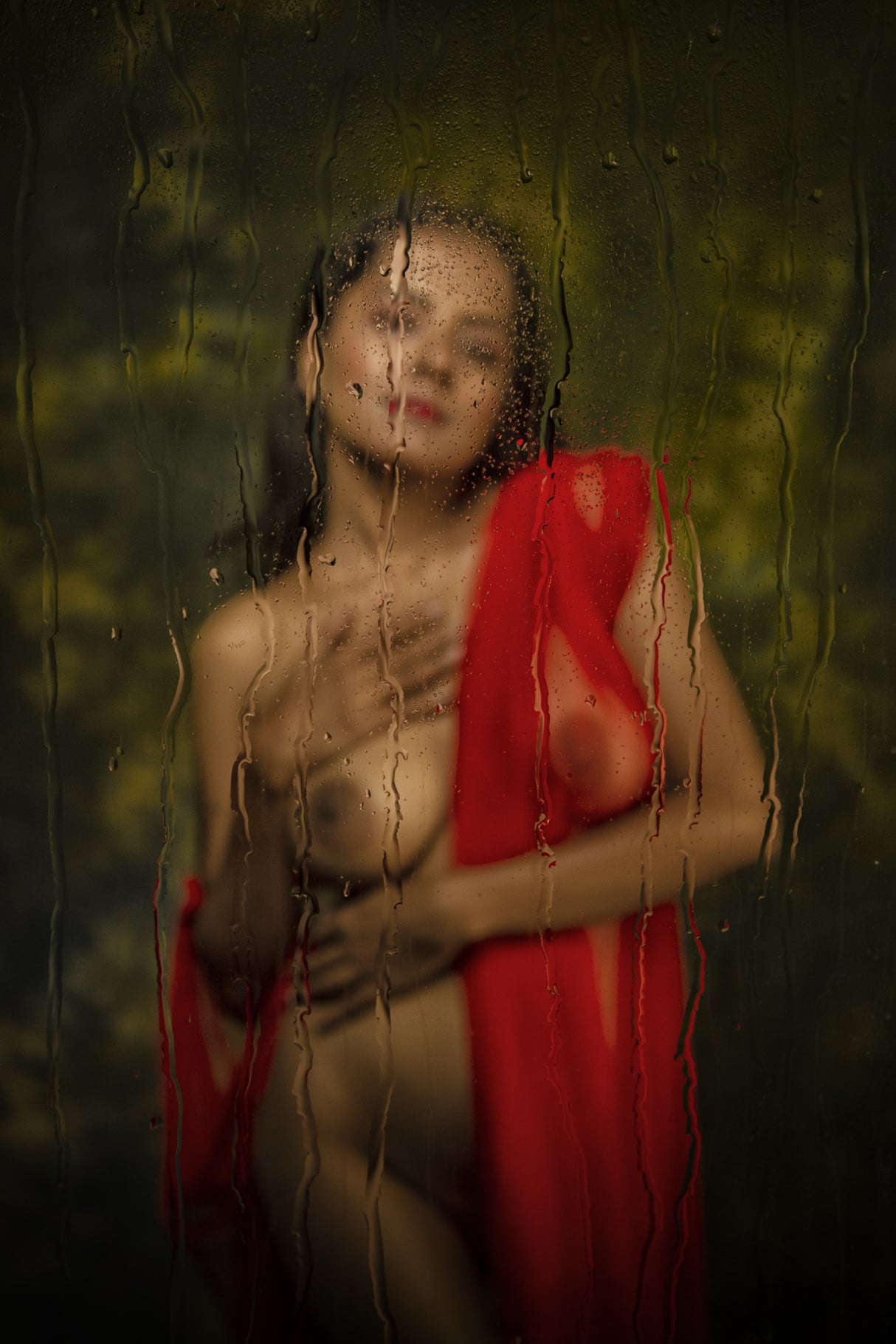 A BEAUTIFUL LADY BEHIND WET GLASS Poster och Canvastavla