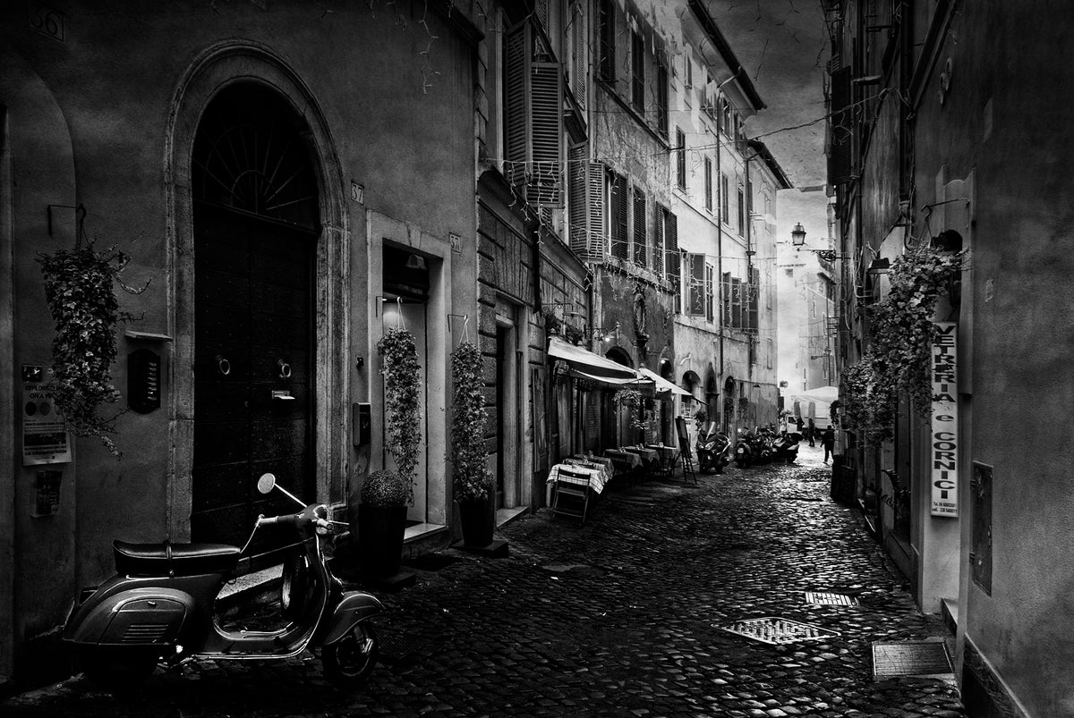 Walking along Rome Poster och Canvastavla
