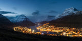 Small Town under Snow Mountain Poster och Canvastavla