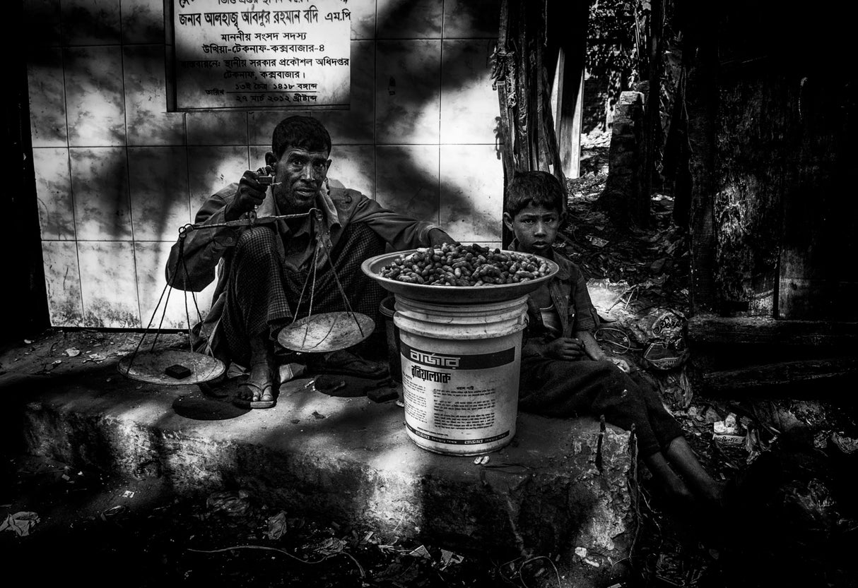 Selling peanuts - Bangladesh Poster och Canvastavla