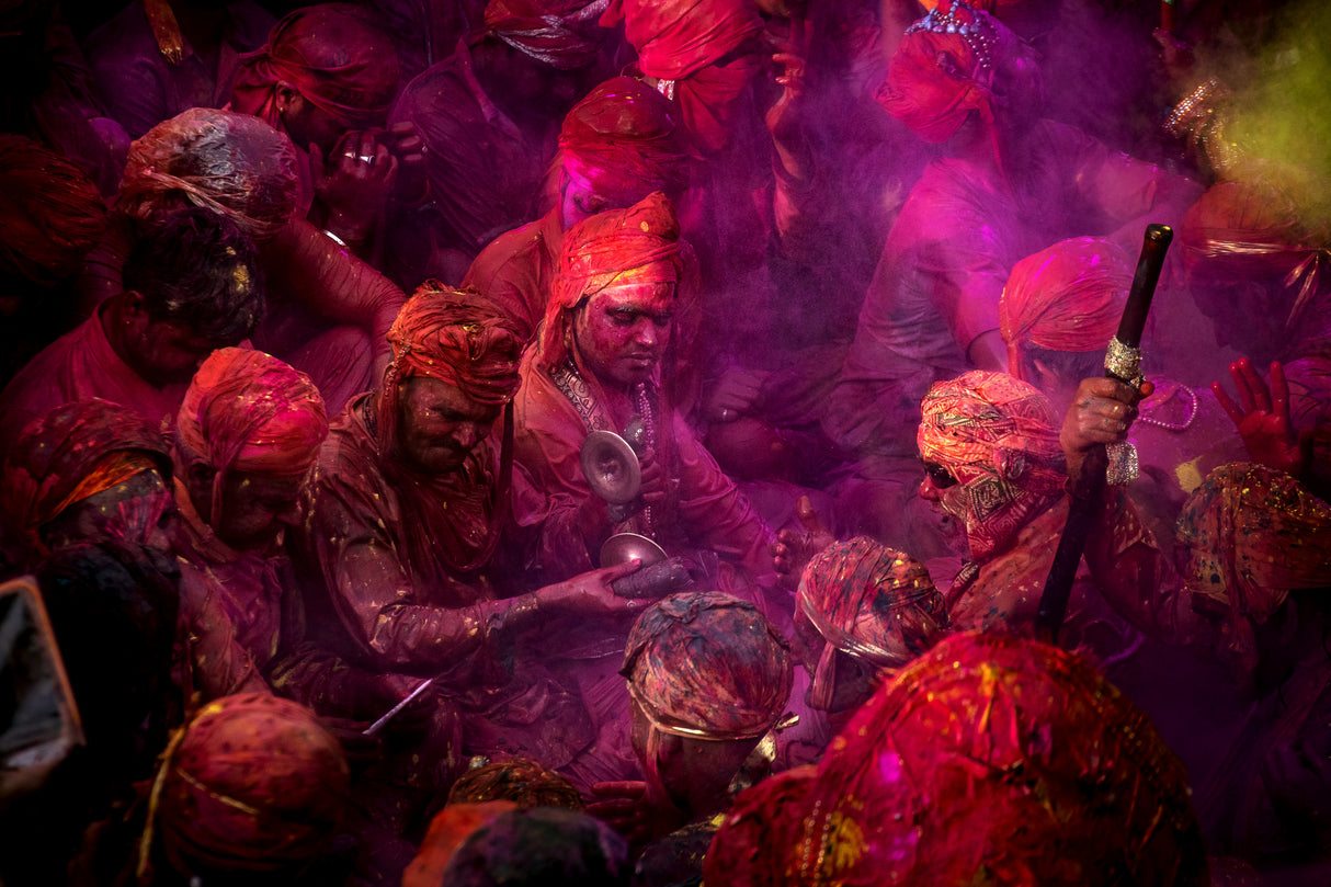 Chanting at Holi Poster och Canvastavla
