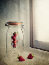 Strawberry's enigma Poster och Canvastavla