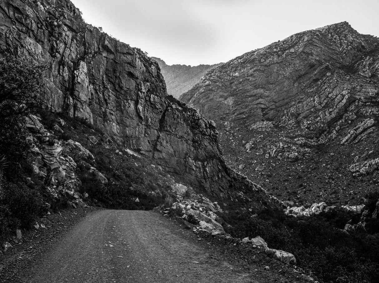 Black and White Mountain Trail Poster och Canvastavla