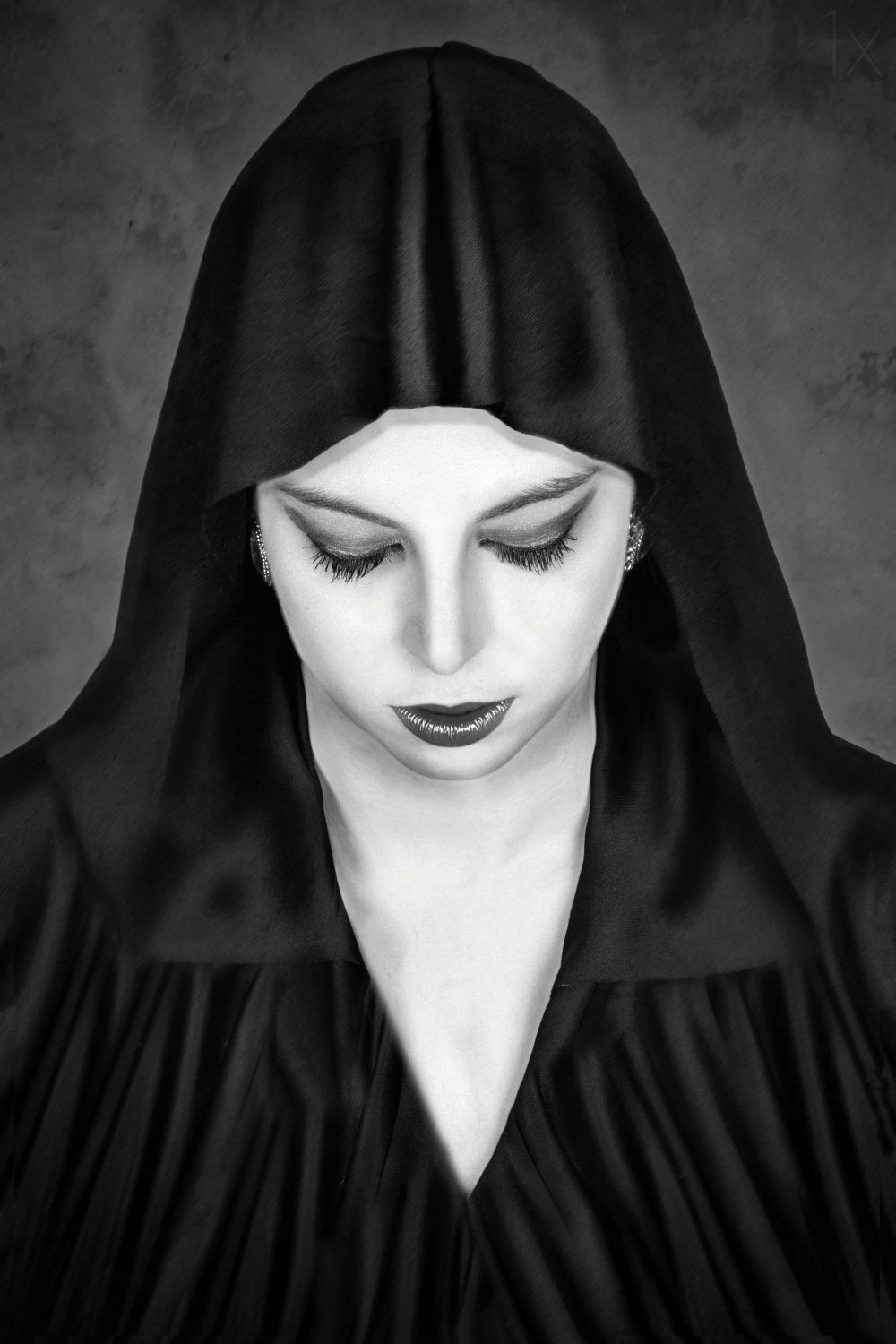 Cloaked Beauty Poster och Canvastavla