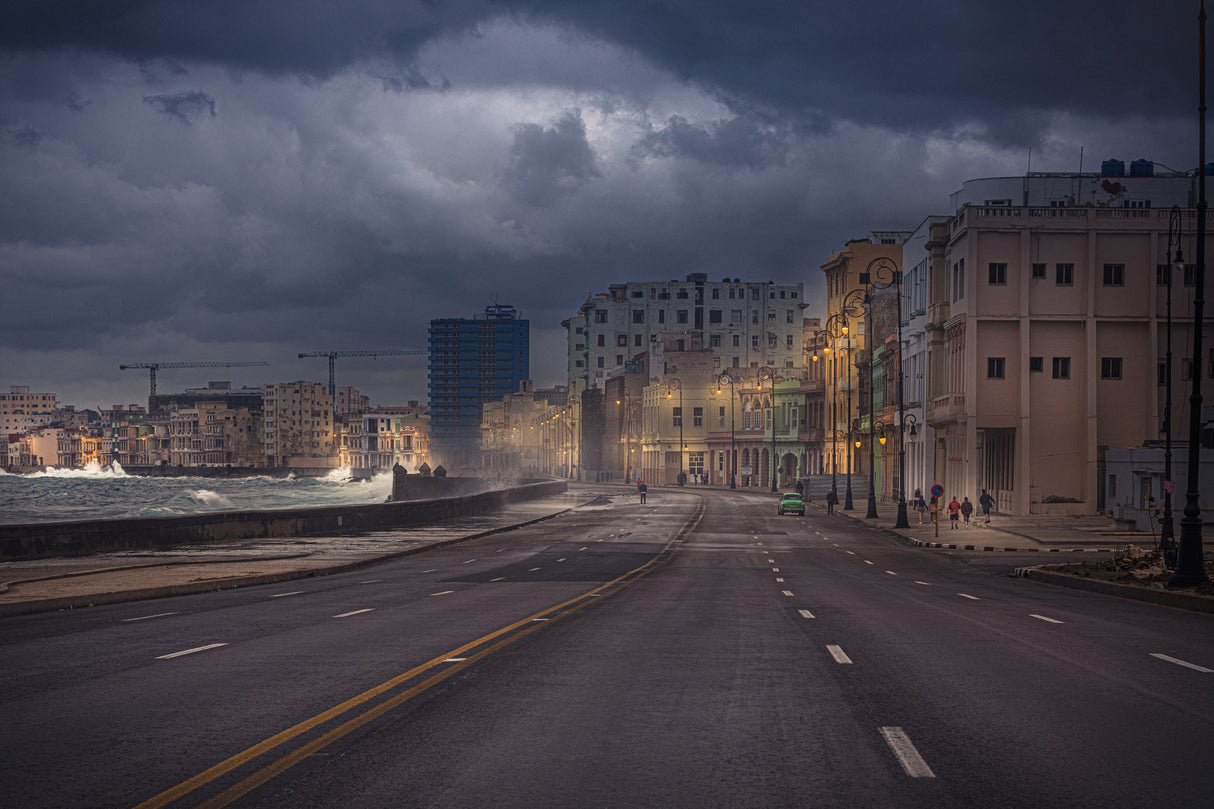 Malecon mood before night Poster och Canvastavla