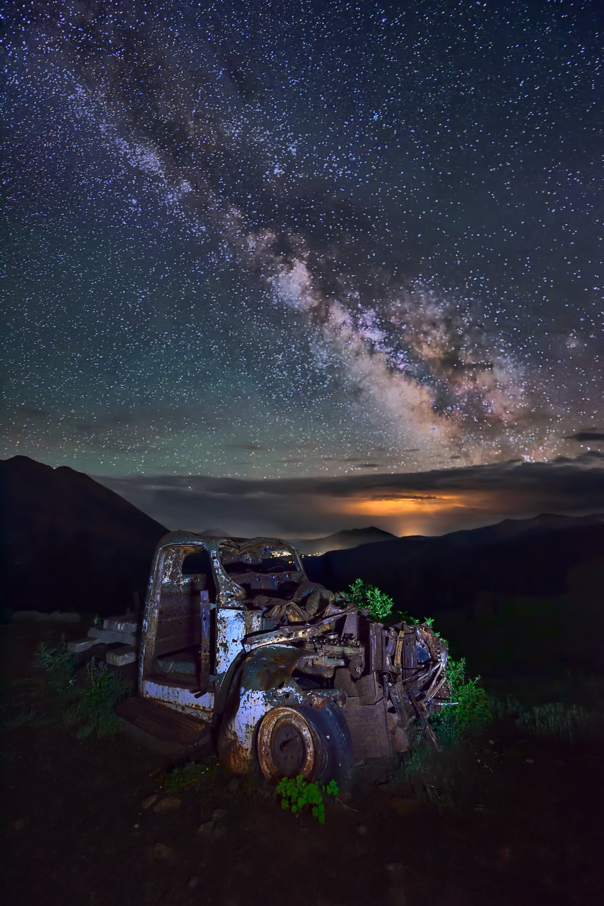 Milky Way over Rusted Truck Poster och Canvastavla