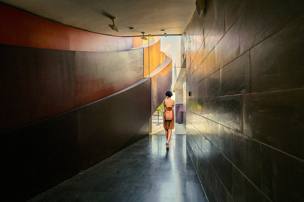 walking in the museum Poster och Canvastavla