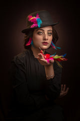 LADY WITH BIRD Poster och Canvastavla