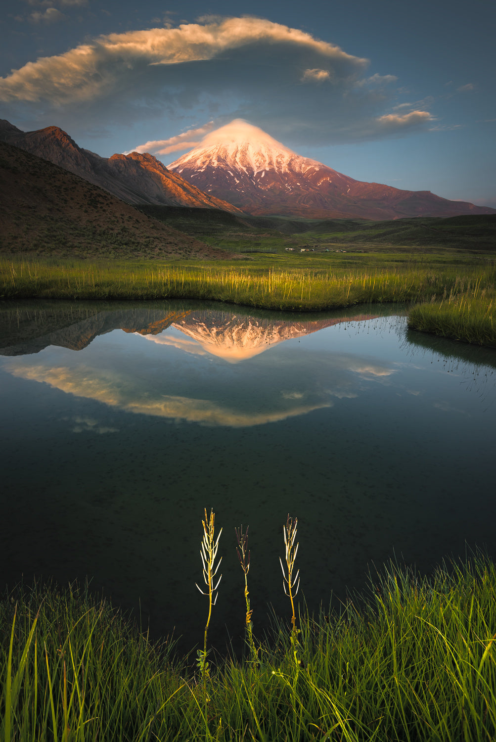 God's Hand on Mount Damavand Poster och Canvastavla